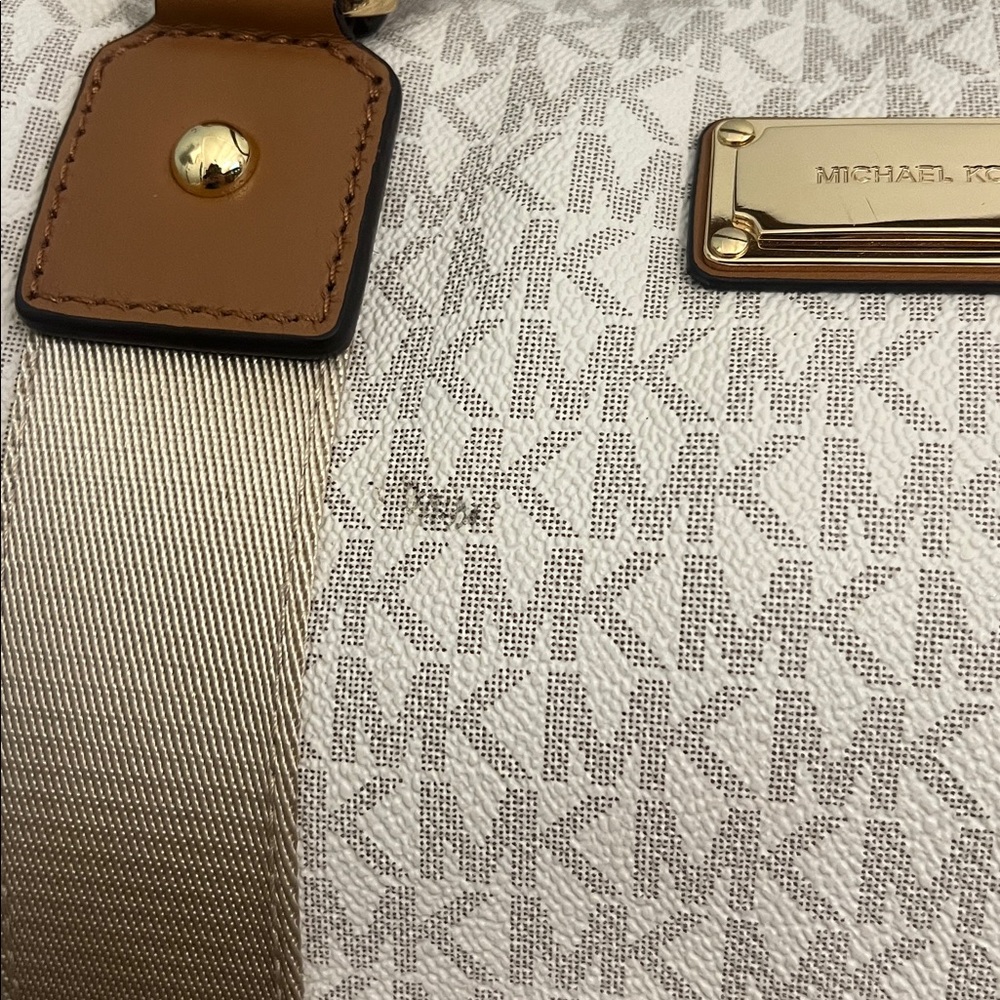 Michael Kors Cream and Tan Weekender Bag - Picture 6 of 11
